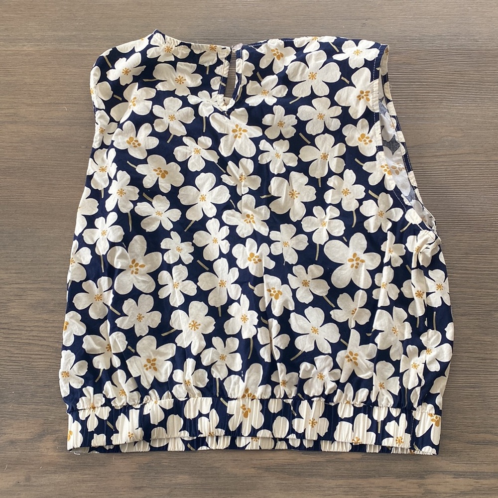 Floral Top - Picture 2 of 3